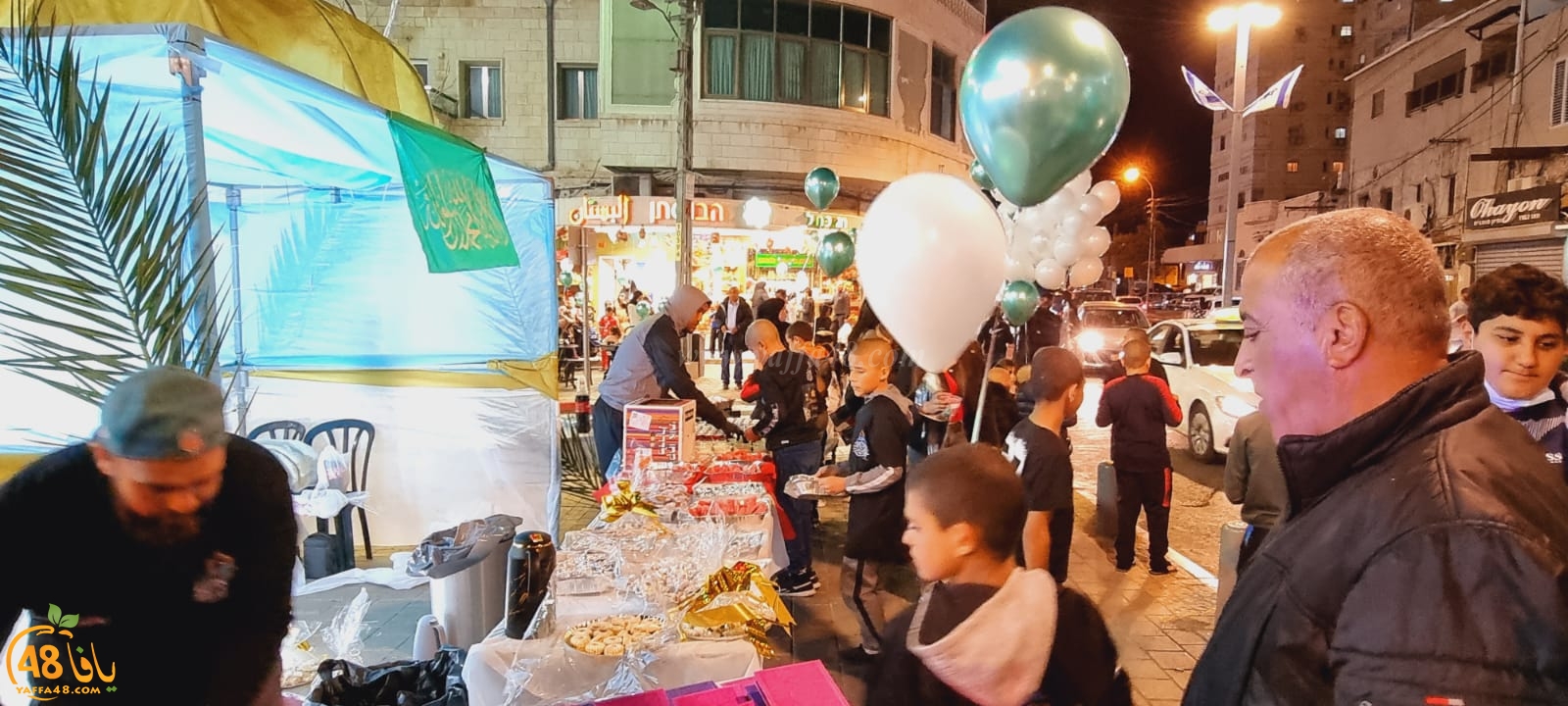  فيديو: بمناسبة حلول رمضان - توزيع الحلوى والهدايا على المارة في شارع ييفت بيافا